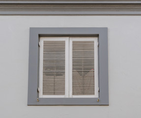 Fensterladen vor einem Fenster in einer Fassade