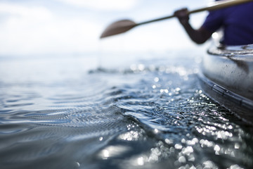 Arm mit Ruder im Wasser