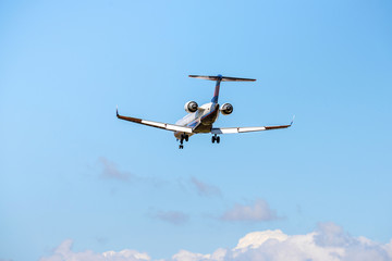 滑空するジェット旅客機