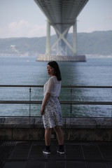 明石海峡大橋と女性