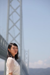 明石海峡大橋と女性