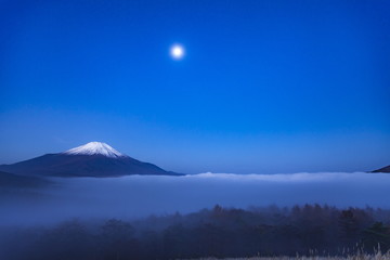 月下の富士山と雲海、山梨県山中湖にて