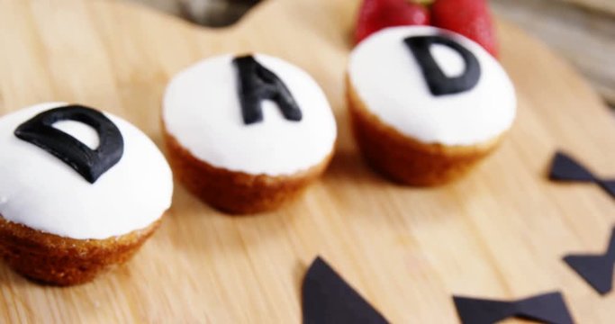 Cupcakes with text dad on wooden plank