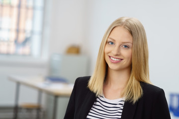 lächelnde junge geschäftsfrau