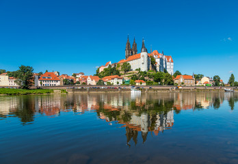 Obraz premium Meißen an der Elbe im Sommer, Blick auf den Burgberg mit Albrechtsburg und Dom