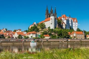 Fototapeta premium Meißen an der Elbe im Sommer, Blick auf den Burgberg mit Albrechtsburg und Dom