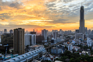 Obraz premium Nowoczesna architektura, pejzaż ze wschodem słońca, błękitne niebo i chmury, Bangkok, Tajlandia