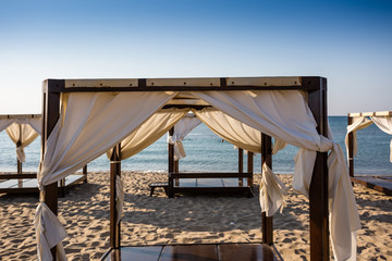 White canopie on a beach © Csák István