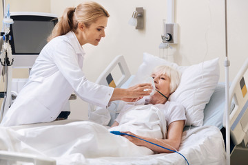 Determined qualified doctor using oxygen supply mask