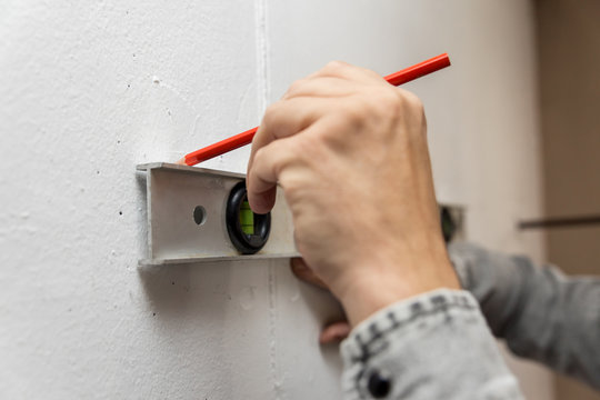 Markierung an der Wand mithilfe einer Wasserwaage