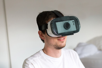 Fototapeta premium Junger Mann mit VR-Brille (virtual reality)