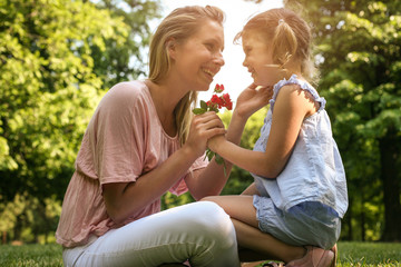 Naklejka premium Daughter chose a flower to his mother.