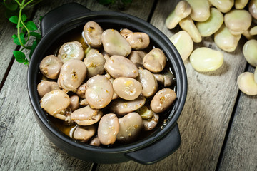 Broad beans stewed with onion and oregano