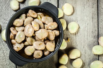 Broad beans stewed with onion and oregano