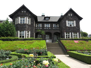 Obraz premium Budynek w stylu zachodnim i ogród różany dawnego ogrodu Furukawa