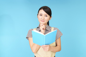 Obraz premium 家計簿をつける主婦