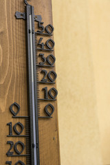 Naklejka premium Metallic vintage thermometer on wooden background