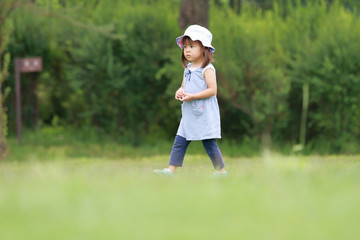 芝生の上を歩く幼児(2歳児)