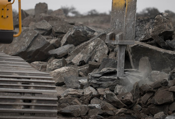 Rompiendo piedras con martillo hidraulico