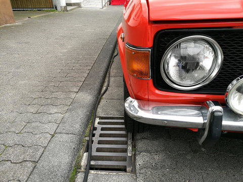 Hellroter Kleinwagen der Siebzigerjahre aus dem ehemaligen Yugoslawien neben dem Bordstein beim Oldtimertreffen Golden Oldies in Wettenberg Krofdorf-Gleiberg bei Gie&szlig;en in Hessen
