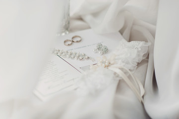 Obraz na płótnie Canvas Свадебные украшения и букет невесты 