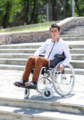 A young man in a wheelchair who can not descend the stairs.