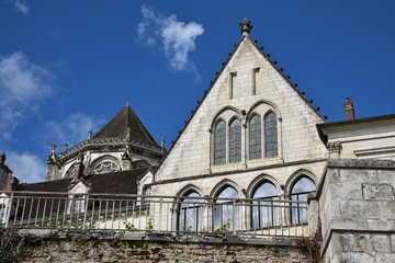 Fototapeta na wymiar Evêché et toit conique de la cathédrale d'Auxerre en Bourgogne, France
