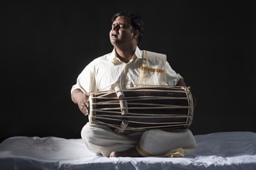 Man playing the tabla  - obrazy, fototapety, plakaty