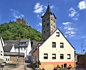 Der Kirchturm von St.Martin, St.Goarshausen, vor Burg Maus, Hessen