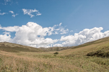 Fototapeta na wymiar Landscape with beautiful clouds and mountain views.