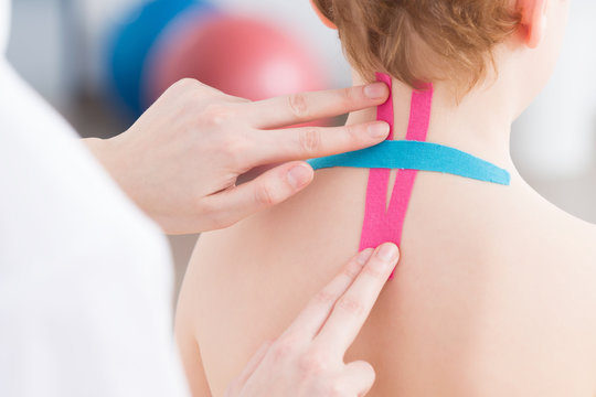 Physiotherapist uses resistance tapes