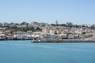 Marocco: porto e skyline di Tangeri, città marocchina sulla costa del Maghreb all'entrata occidentale dello stretto di Gibilterra, dove il Mar Mediterraneo incontra l'Oceano Atlantico