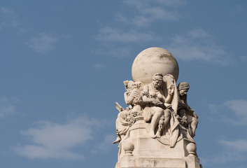 Fototapeta na wymiar Weltkugel mit fünf Figuren, die die 5 Kontinente darstellen.... Cervantes Denkmal in Madrid