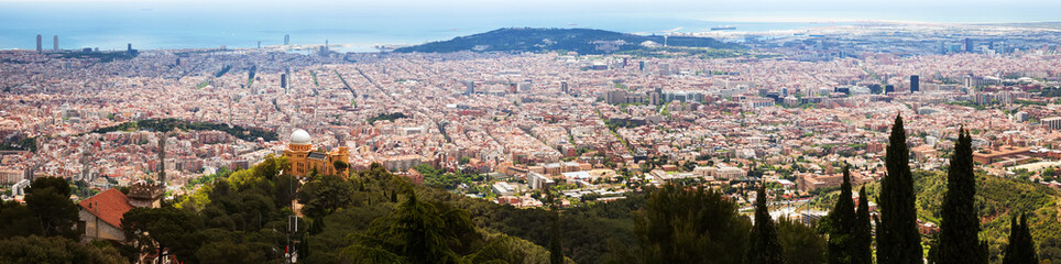 Fototapeta na wymiar Day panorama of picturesque Barcelona
