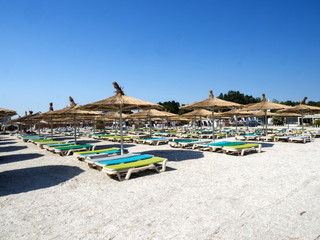 Obraz na płótnie Canvas MAMAIA, ROMANIA -JULY ¨20:, 2017 Empty beach with umbrellas and sun loungers , July 20, 2017 in Mamaia, Romania