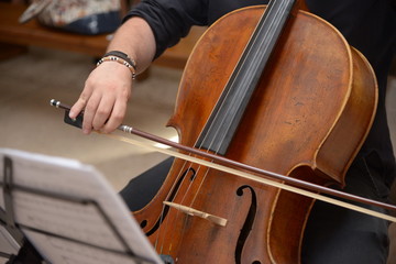 hands playing violin