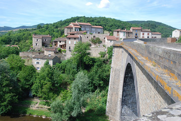 Fototapeta na wymiar Pont de La vieille Brioude