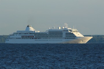 Fototapeta na wymiar a cruise ship