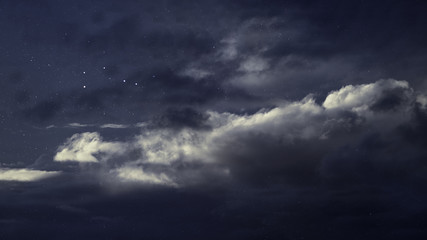Nuit étoilée avec des nuages