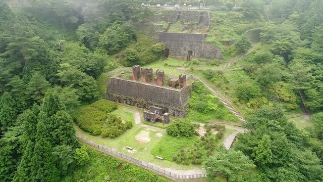 愛媛・新居浜の別子銅山東平地区と山並みを望む空撮｜俯瞰で見渡す空撮映像素材