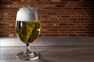 ein glas bier mit schaumkrone