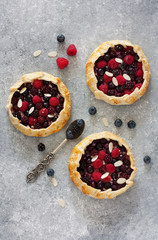  Fruit cakes ( gallete) with fresh berries