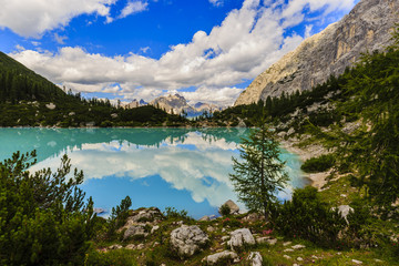Fototapeta na wymiar Lago di Sorapiss with amazing turquoise color of water. The mountain lake in Dolomite Alps. Italy