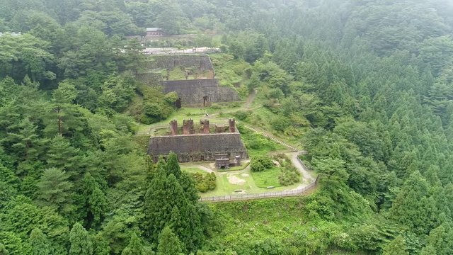別子銅山・東平地区の石造遺構と山岳景観を望むドローン映像｜俯瞰で見渡す空撮映像素材