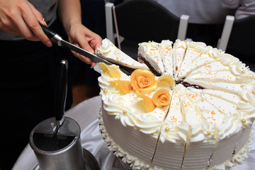 Tort urodzinowy i ciasta na stole, krojenie tortu. - obrazy, fototapety, plakaty