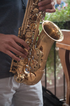 détail saxophoniste dans la rue