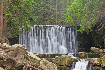Obraz premium Dziki wodospad na Łomnicy