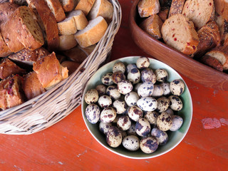 Wachteleier und Partybrot