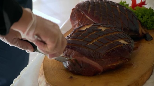 buffet: the Chef cuts the meat.