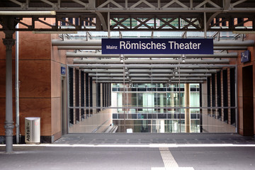 Bahnhof Römisches Theater Mainz / Moderne Architektur mit Glas und Stahlgerüsten am Bahnhof Römisches Theater in Mainz.